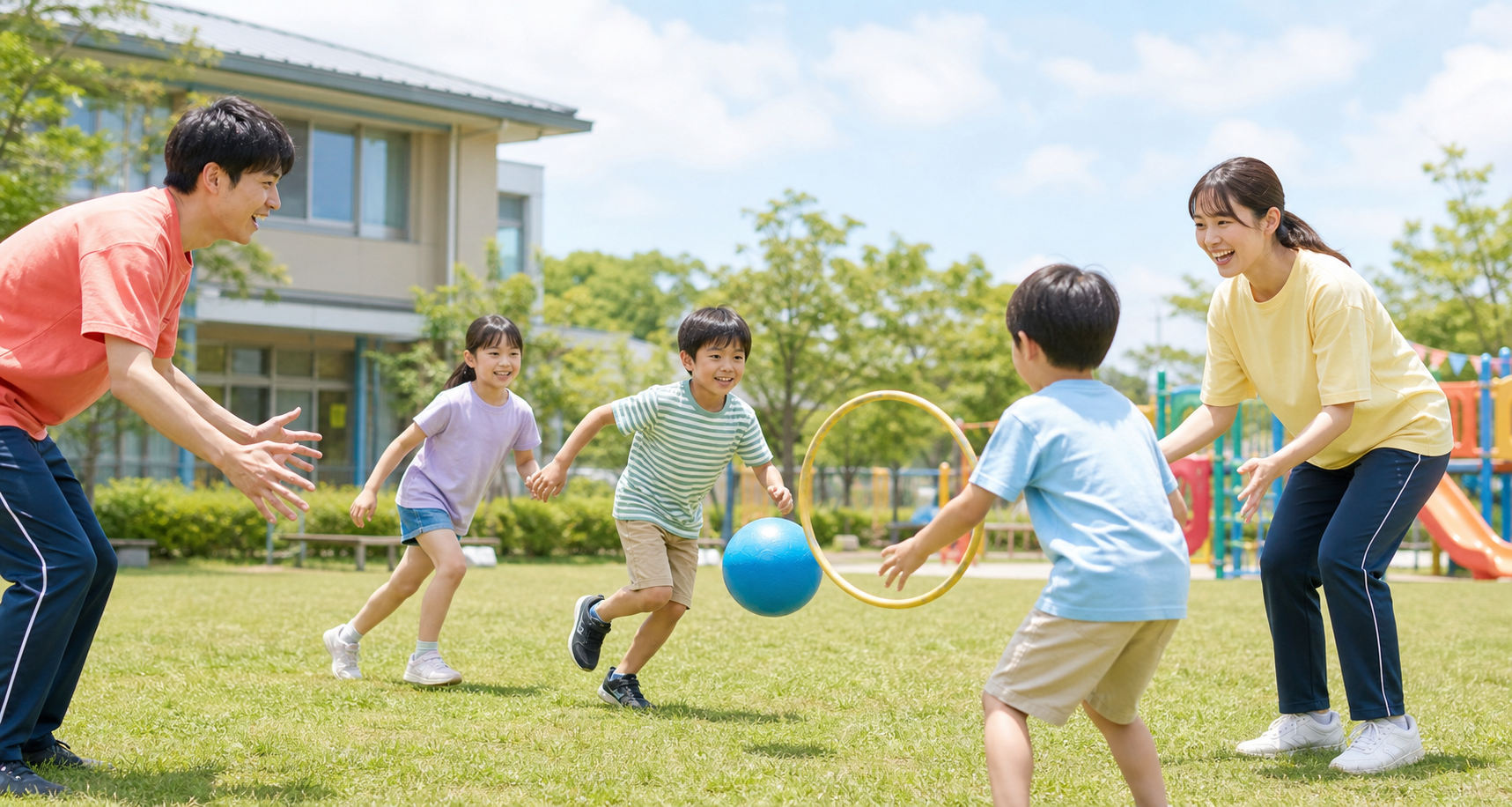 屋外で子どもたちと笑顔で遊ぶ支援員
